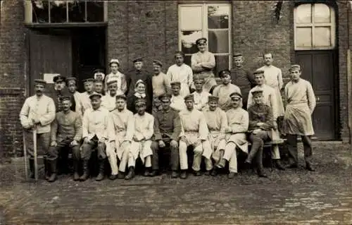 Foto Ak Cambrai Nord, Deutsche Soldaten in Uniformen, Krankenschwestern, Lazarett, I WK