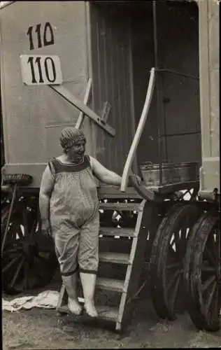 Foto Ak Frau im Badeanzug vor einem Badewagen