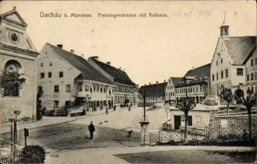 Ak Dachau in Oberbayern, Freisingerstraße mit Rathaus