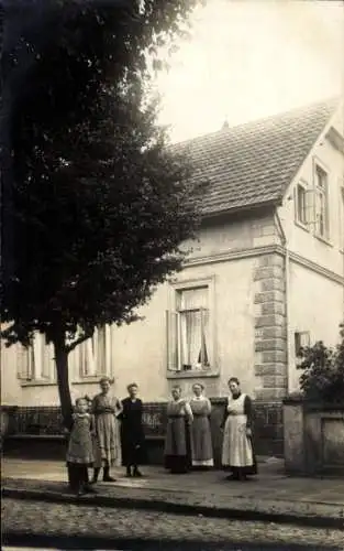 Foto Foto Ak Melle in Niedersachsen, Frauen vor einem Wohnhaus