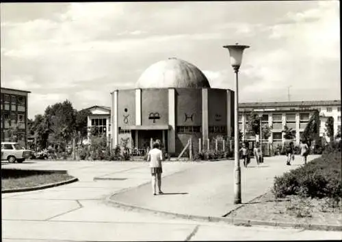 Ak Hoyerswerda in der Oberlausitz, Neustadt, Planetarium vor der Polytechnischem Oberschule 10