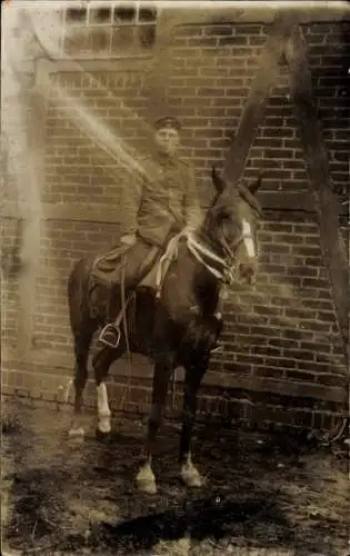 Foto Ak Deutscher Soldat in Uniform, Portrait auf einem Pferd