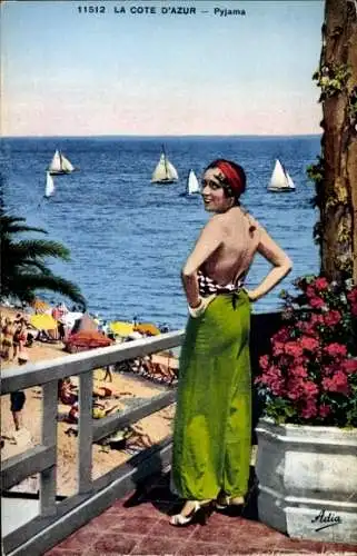 Ak Côte d’Azur, Frau in grüner Hose, Segelboote, Strand