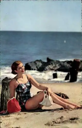 Ak Frau in kariertem Badeanzug, Strand, Sonnenbrille