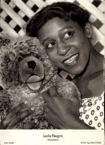 Ak Sängerin und Schauspielerin Leila Negra, Portrait mit Teddy, Marie Nejar