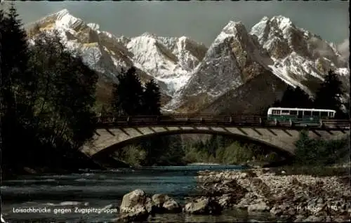 Ak Garmisch Partenkirchen in Oberbayern, Loisachbrücke gegen Zugspitzgruppe, Bus