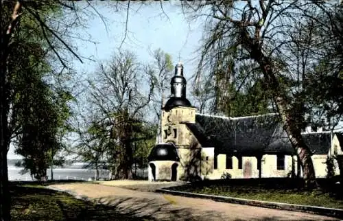 Ak Honfleur Calvados, Chapelle Notre Dame de Grace, Au fond, Vur sur l'estuaire de la Seine