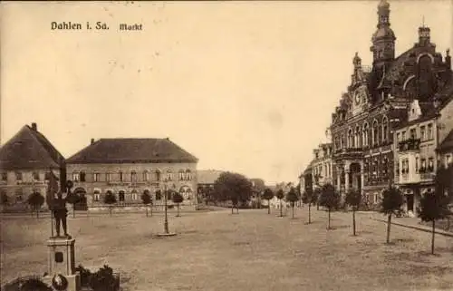 Ak Dahlen in Sachsen, Markt, Rathaus, Denkmal