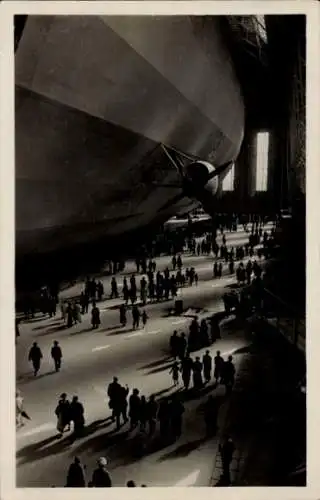 Ak Frankfurt am Main, Zeppelin Luftschiff LZ 129 Hindenburg in der Luftschiffhalle