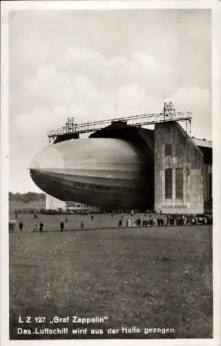Ak Luftschiff LZ 127 Graf Zeppelin wird aus der Halle gezogen