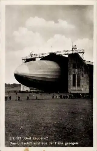 Ak Luftschiff LZ 127 Graf Zeppelin wird aus der Halle gezogen