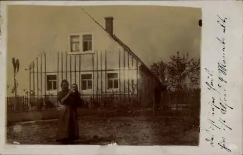 Foto Ak Prausitz Hirschstein in Sachsen, Wohnhaus, Frau mit Kind