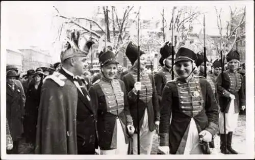 Foto Ak Lörrach Baden, 1. Oberrheinischer Narrentag 1938, Parade vor dem Umzug, Marktplatz, Elferrat