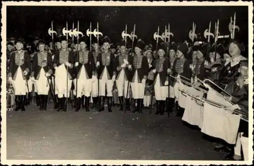 Foto Ak Narrengilde Lörrach, Fasnachtsdienstag 1938, Gildengarde, Engelsplatz, Verbrennung der Bög