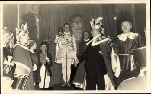 Foto Ak Narrengilde Lörrach, Fasnacht 1938, Gildekönig Fritz Asal, Gildenarr Fritz Ludin, Elferrat