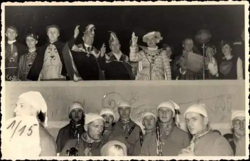 Foto Ak Narrengilde Lörrach, Fasnachtsdienstag 1938, Engelsplatz, Verbrennung der Bög, Elferrat