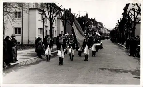 Foto Ak Narrengilde Lörrach, Fasnacht 1937, Gildengarde im Festumzug