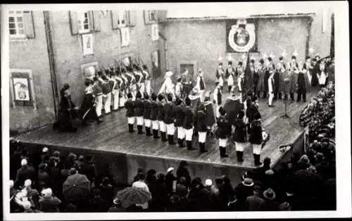 Foto Ak Narrengilde Lörrach, 1. Oberrheinischer Narrentag 1938, Elferrat, Gildengarde, Burghof