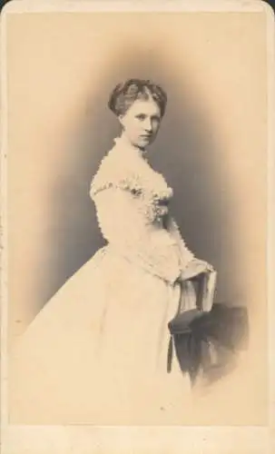 CdV Standportrait einer jungen Frau, Adel Preußen ?