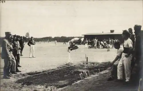 Foto Ak Leichtathletik, Weitsprung, französische Soldaten