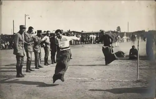 Foto Ak Leichtathletik, Sackhüpfen, französische Soldaten