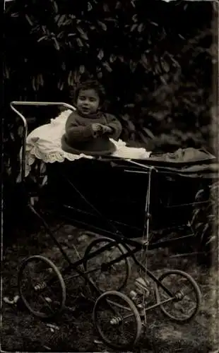 Foto Ak Kleinkind in einem Kinderwagen