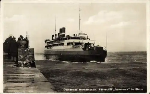 Ak Ostseebad Warnemünde Rostock, Fährschiff Danmarck im Sturm