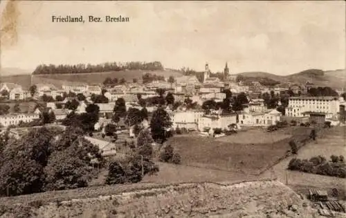 Ak Friedland Bezirk Breslau Schlesien, Blick über Feld zur Stadt