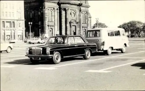 Foto Auto, Parkplatz, Straße, Amtsgebäude