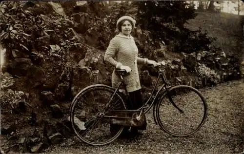 Foto Ak Frau mit einem Fahrrad, Portrait