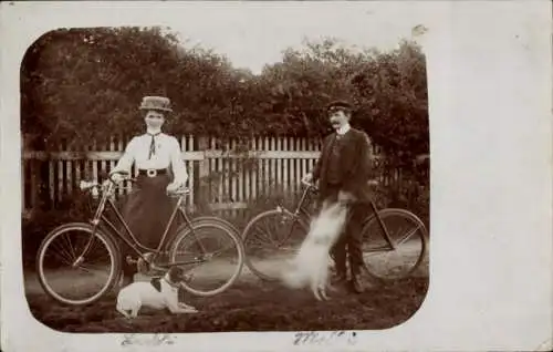 Foto Berlin, Ak Mann und Frau mit Fahrrädern