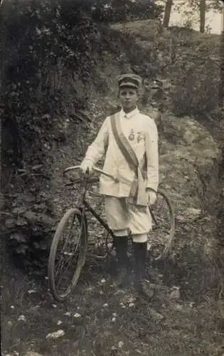 Foto Ak Mann mit einem Fahrrad, Radrennsport