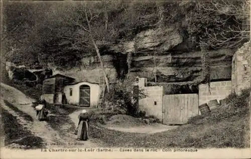 Ak La Chartre sur Loir Sarthe, Höhlen im Felsen, malerische Ecke