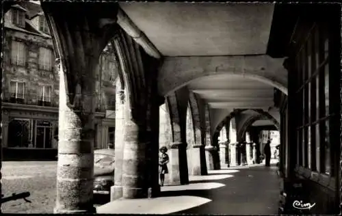 Ak Carentan Manche, Les Arcades, Place de la Republique