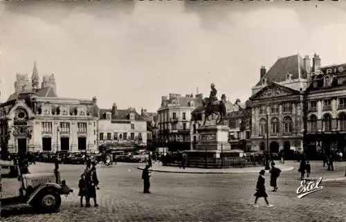 Ak Orléans Loiret, Place du Martroi