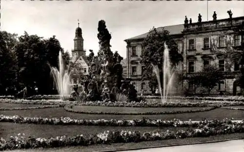 Ak Erlangen in Mittelfranken Bayern, Schloss, Hugenottenbrunnen