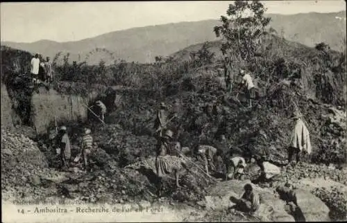 Ak Ambositra Madagaskar, Suche nach Gold im Wald