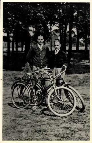 Ak Mit dem Fahrrad um die Welt, Reisende, Fahrräder