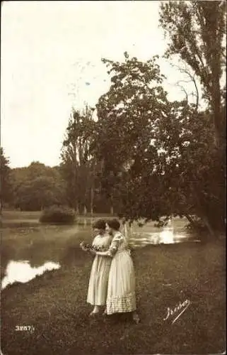 Set von 5 AK Zwei Frauen in Kleidern stehen am See, Logos und Signaturen:  Irisa