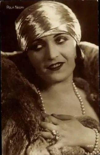 Ak Schauspielerin Pola Negri, Portrait mit Perlenkette, Autogramm