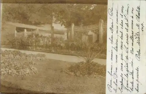 Foto Ak Offenburg in Baden Schwarzwald, Partie in einem Garten