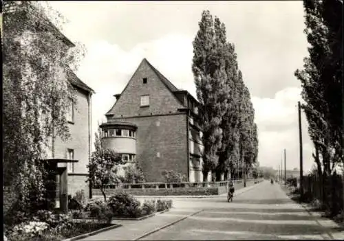 Ak Teutschenthal im Saalekreis, Polytechnische Oberschule, Straßenpartie