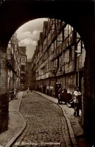 Ak Hamburg Altstadt, Paradieshof, Blick durch Tor, Bewohner