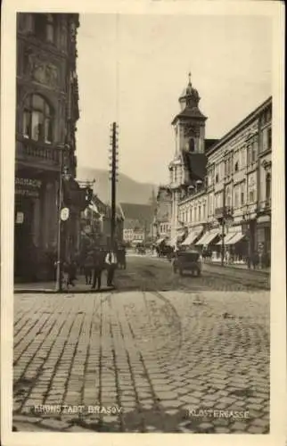 Foto Ak Brașov Kronstadt Rumänien, Klostergasse, Straßenpartie, Kirchturm