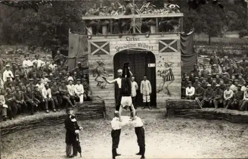 Foto Ak Soldatenzirkus, Zirkus Spanischer Reiter, Deutsche Soldaten, Akrobaten