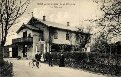 Ak Johannisberg Glücksburg an der Ostsee, Hotel, Mann mit Fahrrad