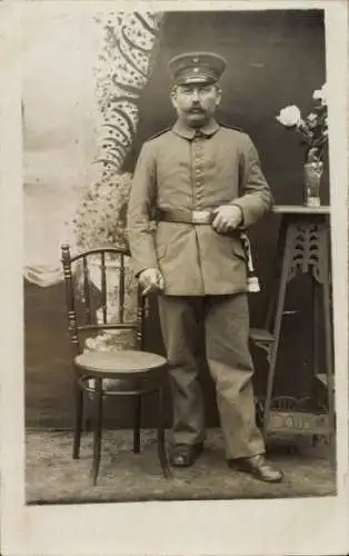 Foto Ak Deutscher Soldat in Uniform, Standportrait, I WK