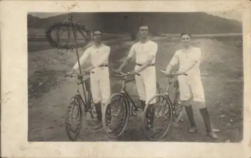 Foto Ak Männer mit Fahrrädern, Siegeskranz