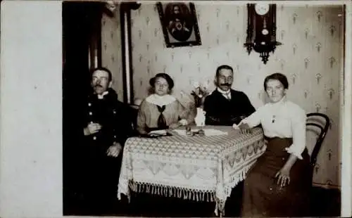 Foto Ak Familie am Tisch, Gruppenfoto, Wohnhaus, Porträt