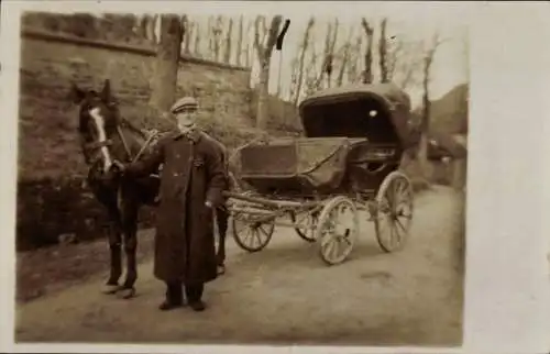 Foto Ak Kutsche, Mann mit Pferd, Porträt